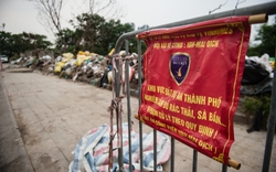 Hà Nội: Vỉa hè Công viên hồ điều hòa Mai Dịch bị hàng dài ô tô cùng nhiều 