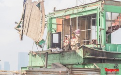 Công nhân đội nắng tháo dỡ du thuyền cũ nát cuối cùng trả lại cảnh quan cho Hồ Tây