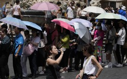 Khách du lịch ngột ngạt trước nắng nóng nghiêm trọng tại Italy