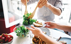 Bệnh nhân ung thư có nên ăn theo chế độ ăn thuần chay không?