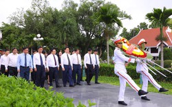 Dâng hương tưởng niệm các anh hùng liệt sĩ tại Thành phố Điện Biên