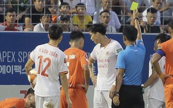 Văn Hậu nhận thẻ vàng khi chơi không đẹp với cầu thủ CLB Đà Nẵng