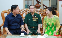 Phó Thủ tướng Trần Hồng Hà thăm, tặng quà các gia đình chính sách tại Điện Biên