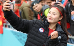 Hoàng Thị Loan có hành động ấm áp, tuyển nữ Việt Nam khiến CĐV vỡ òa sau trận gặp Mỹ 