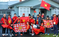 Người hâm mộ rộn ràng đến sân tiếp sức mạnh tinh thần cho đội tuyển nữ Việt Nam