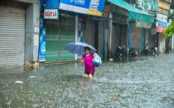 Hà Nội: Hàng loạt tuyến phố ngập nặng sau cơn mưa lớn, người dân 
