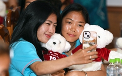 Thanh Nhã tạo dáng cùng Huỳnh Như, tuyển nữ Việt Nam thích thú khi được tặng gấu bông