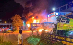 Cháy xe buýt tại trạm xăng Khu công nghiệp Thăng Long trong đêm