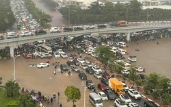 Hà Nội: Cơn mưa lớn cuối giờ chiều khiến giao thông tê liệt, nhiều tuyến phố ngập sâu