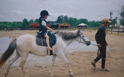 Trải nghiệm cưỡi ngựa giúp bé kiểm soát sự thăng bằng, chinh phục nỗi sợ hãi, cải thiện sự tập trung và kỹ năng giải quyết vấn đề