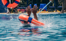 Liên tiếp các vụ học sinh đuối nước trong bể bơi: Đâu là thời gian vàng cứu hộ và cách sơ cứu