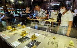 Du khách thích thú chiêm ngưỡng nhiều cổ vật quý từ thời vua Khải Định
