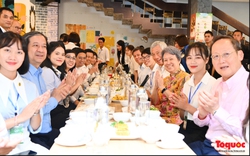 Thủ tướng Việt Nam và Thủ tướng Singapore giao lưu, cùng ăn trưa với sinh viên