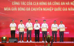 Dàn sao CLB Công An Hà Nội nhận Bằng khen sau thành tích vô địch V-League