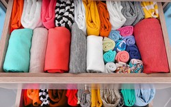 Những cách thông minh để sắp xếp tủ quần áo trong phòng ngủ của bạn