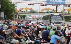 TP.HCM: Hàng nghìn phương tiện nối đuôi nhau rời thành phố, người dân mệt mỏi vì cảnh kẹt xe kéo dài