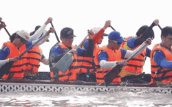 Người dân đội nắng xem đua thuyền truyền thống trên sông Sài Gòn
