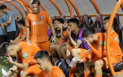 Cầu thủ SHB Đà Nẵng đổ gục sau trận thua SLNA, bước 'một chân' xuống hạng ở V.League 2023