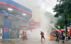Kích hoạt Tổ liên gia an toàn PCCC dập tắt đám cháy gần cây xăng