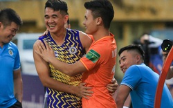 Quang Hải ôm thắm thiết đồng đội trong ngày tái ngội đội bóng cũ
