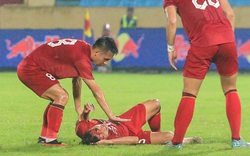 Tiền vệ ĐT Việt Nam va chạm mạnh trên sân phải đi cấp cứu 