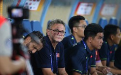 HLV Troussier đăm chiêu khi 2 tuyển thủ Việt Nam phải rời sân vì dính chấn thương