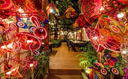 Một nhà hàng giữa Hà Nội sở hữu con đường lồng đèn dài “miên man”, 100% truyền thống: Thành nơi “phá cỗ” hấp dẫn nhất mùa trung thu