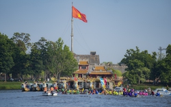 Đông đảo người dân và du khách xem giải đua ghe trên sông Hương, đổ về các điểm tích Huế dịp lễ 2/9