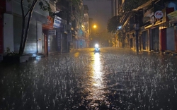 Áp thấp nhiệt đới đổ bộ đất liền lúc nửa đêm, miền Trung mưa cực lớn