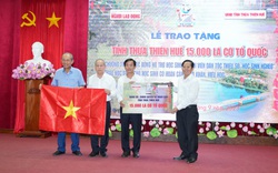 Trao tặng 15.000 lá cờ Tổ quốc cho người dân tỉnh Thừa Thiên Huế