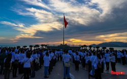 Nha Trang: Hàng trăm nghệ sĩ tham gia lễ chào cờ và đạp xe vì môi trường tại quảng trường 2/4