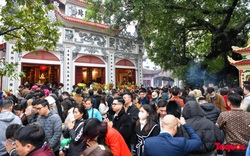 Người dân thủ đô đội mưa đi lễ trong ngày mùng 1 cuối cùng năm Quý Mão