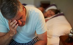Người cao tuổi thường xuyên thức dậy vào 3-4 giờ sáng, bác sĩ thẳng thừng nói: Cơ thể rất có thể đang mắc 4 bệnh nguy hiểm này