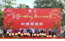 Tết đồng bào 2024 tặng 500 suất quà Tết cho các hộ nghèo ở Sơn La