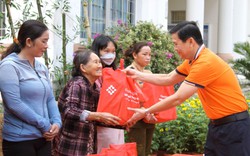 KienlongBank trao tặng hơn 8.000 phần quà cho bà con đón Tết Giáp Thìn 2024