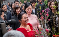 Phu nhân Chủ tịch nước Việt Nam và Phu nhân Tổng thống Philippines ghé thăm chợ hoa Tết và trải nghiệm nghệ thuật Xòe Thái
