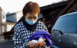 Hình ảnh tại Nhật Bản khiến nhiều người quặn thắt: Người dân chia nhau từng nắm cơm, cùng chống chọi với sự tàn khốc của thảm họa