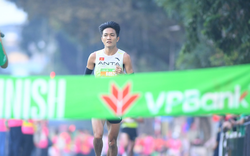 Á quân SEA Games 32 về nhất tại giải Marathon quốc tế Hà Nội 2024