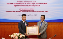 Trao Huân chương Lao động hạng III với những cống hiến của chuyên gia Park Chung-gun