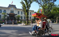 Du khách nước ngoài thích thú lần đầu được tham quan toà nhà Bắc Bộ Phủ