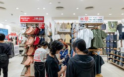 Ngày đầu diễn ra đợt ưu đãi "hấp dẫn" nhất năm của UNIQLO: Giới trẻ khoe túi nặng trĩu tay với áo HEATTECH, túi Bán Nguyệt giá hời