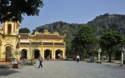 Độc đáo 2 dãy núi đá cánh cung ôm ấp ngôi chùa cổ, địa điểm du xuân kết hợp trải nghiệm leo núi thu hút đông đảo người dân dịp Tết Nguyên đán