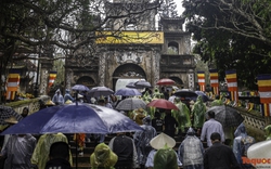 Du khách hành hương đội mưa về khai hội chùa Hương