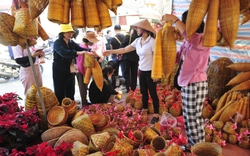 Hàng vạn người đổ về chợ Viềng Nam Định 