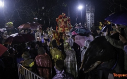 Hàng ngàn du khách đội mưa xuyên đêm về dự lễ khai ấn đền Trần