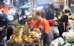 Chợ phố cổ Hà Nội tấp nập người mua gà ngậm hoa hồng cúng Rằm tháng Giêng