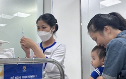 Mẹ bỉm háo hức đưa con đi tiêm vắc-xin não mô cầu mới lần đầu ở Việt Nam