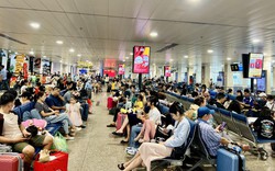 Sân bay Tân Sơn Nhất đông nghịt sáng 27 Tết, nhiều người đến sớm 4 tiếng để làm thủ tục