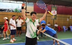 Trao cúp tại giải tennis ngành TTNT miền Trung Nam bộ và Tây Nguyên lần thứ 15