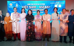 Khi Tổng lãnh sự ASEAN mặc áo dài truyền thống Việt Nam cùng nắm tay nhau...